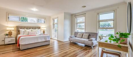 6 bedrooms, desk, iron/ironing board, WiFi