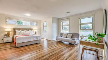 6 bedrooms, desk, iron/ironing board, WiFi