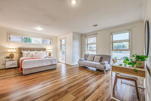 6 bedrooms, desk, iron/ironing board, WiFi