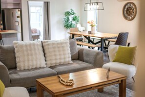 TV - StayAU Newly 8 Beds Spacious Home in Derrimut (Derrimut)