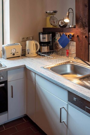 Een koelkast, een oven, een kookplaat, een vaatwasser