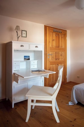2 Schlafzimmer, Schreibtisch, Bügeleisen/Bügelbrett, WLAN