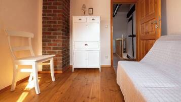 2 Schlafzimmer, Schreibtisch, Bügeleisen/Bügelbrett, WLAN