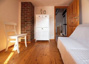 2 bedrooms, desk, iron/ironing board, WiFi