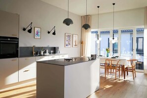 Fridge, oven, stovetop, dishwasher