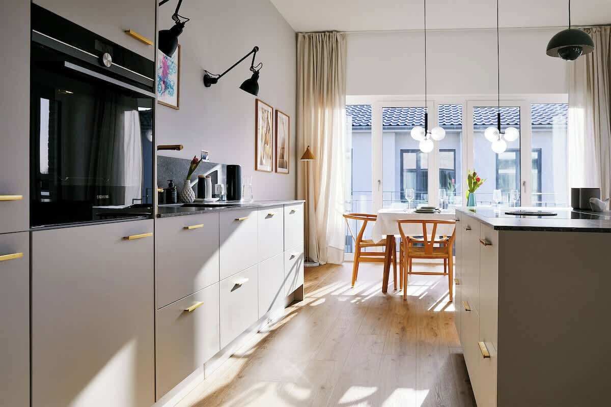 Wasserkocher mit Kaffee-/Teezubehör, Kühlschrank, Ofen, Herdplatte