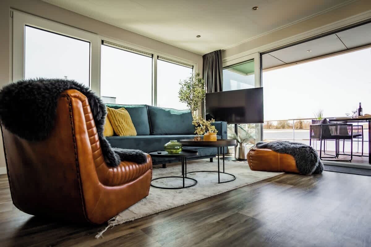 Fernseher, Kamin, Bücher