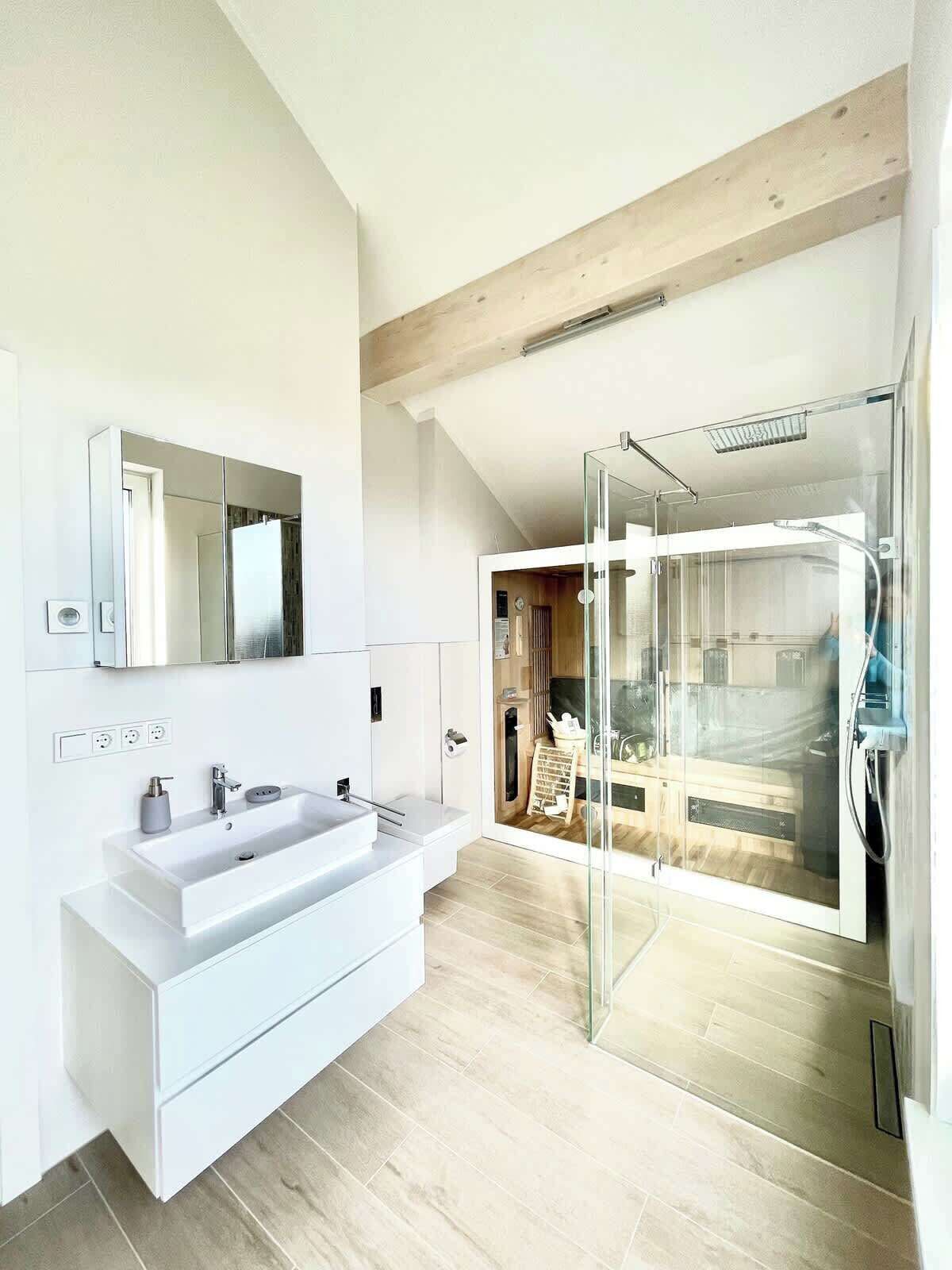 Badezimmer mit Sauna- und IR-Kabine im OG