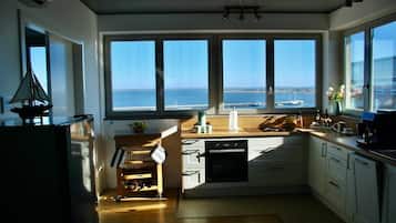 Fridge, oven, stovetop, coffee/tea maker