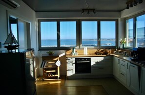 Kühlschrank, Ofen, Herdplatte, Wasserkocher mit Kaffee-/Teezubehör