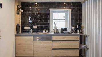 Fridge, oven, stovetop, dishwasher