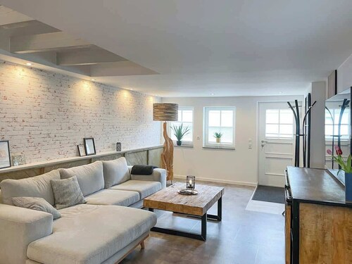 Lüttjet Huus Summary: