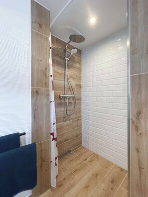 Shower - Lüttjet Huus (Lügde)