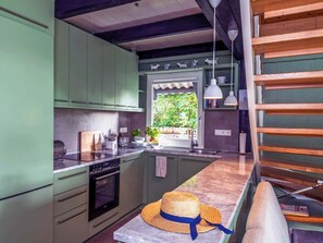 Fridge, oven, stovetop, dishwasher