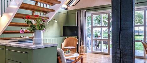 Tv, eldstad, böcker och kontor