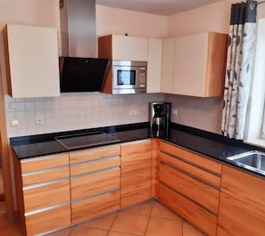 Geladeira, micro-ondas, fogão, cooktop