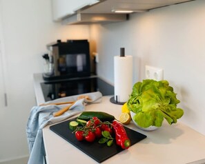 Réfrigérateur, four à micro-ondes, un four, surface de cuisson