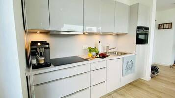 Geladeira, micro-ondas, fogĂŁo, cooktop