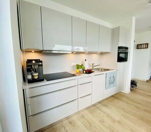 Een koelkast, een magnetron, een oven, een kookplaat