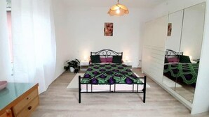 Iron/ironing board, WiFi, bed sheets
