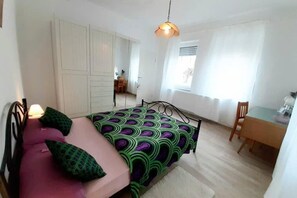 Een strijkplank/strijkijzer, wifi, beddengoed