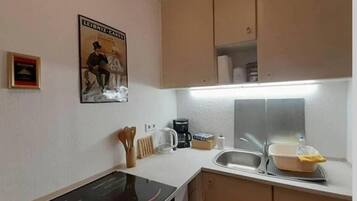 Kühlschrank, Herdplatte, Wasserkocher mit Kaffee-/Teezubehör
