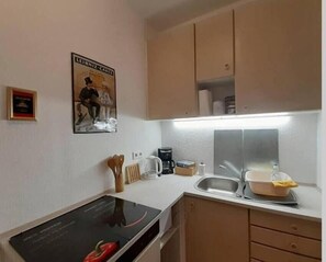 Geladeira, cooktop, cafeteira/chaleira, torradeira