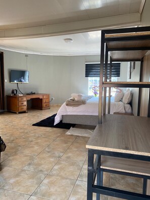 Studio Suite tiện nghi đơn giản | Khu phòng khách