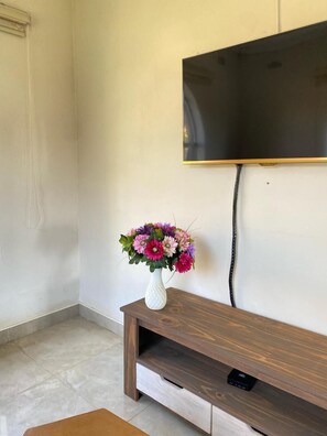 Basic Cottage, Non Smoking | Living area