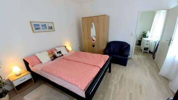 1 Schlafzimmer, BĂŒgeleisen/BĂŒgelbrett, WLAN, BettwĂ€sche