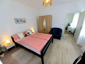 1 bedroom, iron/ironing board, WiFi, bed sheets - Fewo Weser OG Shady Pines Room 4 (Hadamar)