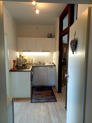 Refrigerador, horno, parrilla de estufa y cafetera y tetera