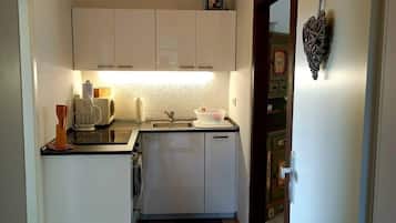 Fridge, oven, stovetop, coffee/tea maker