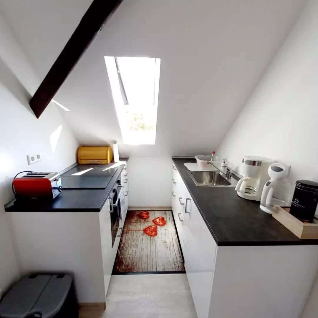 Kühlschrank, Ofen, Herdplatte, Wasserkocher mit Kaffee-/Teezubehör