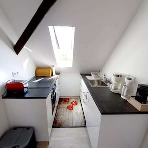 Fridge, oven, stovetop, coffee/tea maker