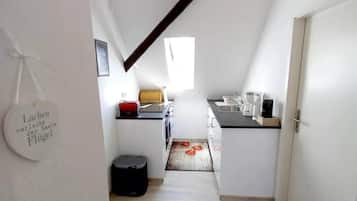 Fridge, oven, stovetop, coffee/tea maker