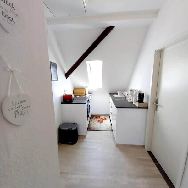 Fridge, oven, stovetop, coffee/tea maker