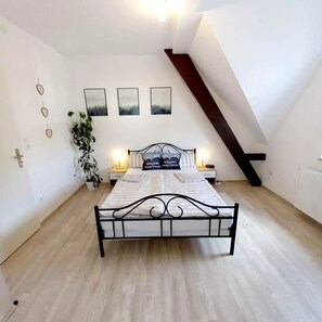 1 bedroom, desk, iron/ironing board, WiFi