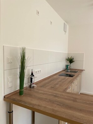 Geladeira, micro-ondas, cooktop, cafeteira/chaleira