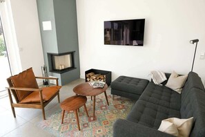 TV, fireplace