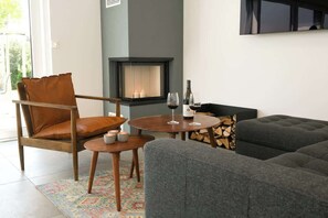 Televisión y chimenea