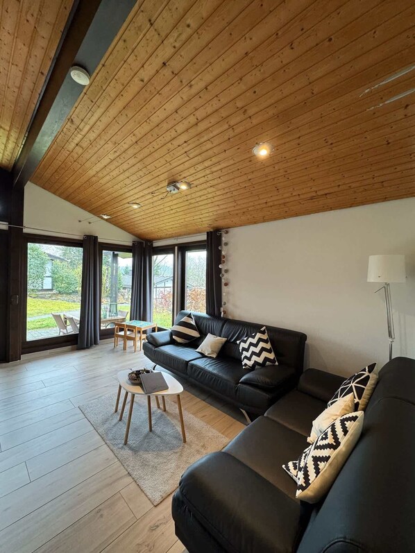 TV, books - Sauerländer Henne-Lütt (Meschede)