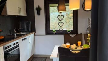 Geladeira, micro-ondas, fogĂŁo, cooktop