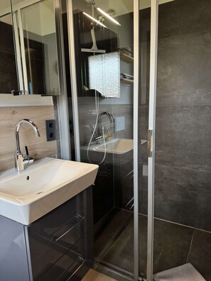 Dusche, Haartrockner, Handtücher