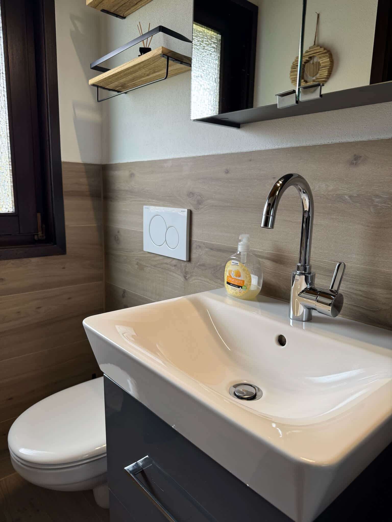 Een douche, een haardroger, handdoeken