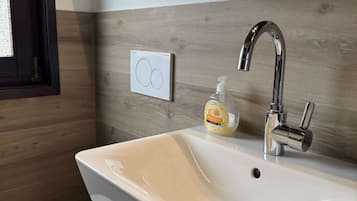 Een douche, een haardroger, handdoeken