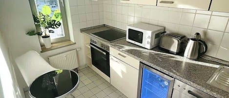 Refrigerador, microondas, horno y parrilla de estufa