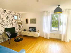TV, offices - Fly Inn Apartment Berlin (Schönefeld)