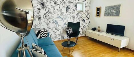 Een televisie en een kantoor