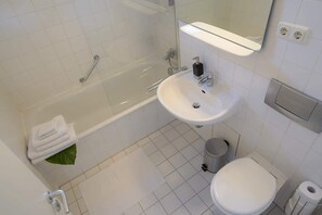 Shower, hair dryer, towels - Fly Inn Apartment Berlin (Schönefeld)